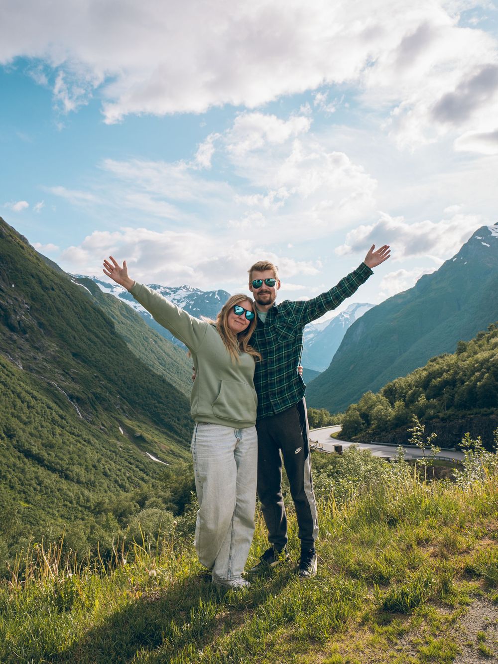 Matkailuvaikuttajat Luontoseikkailut roadtripillä Norjan upeissa vuorimaisemissa.