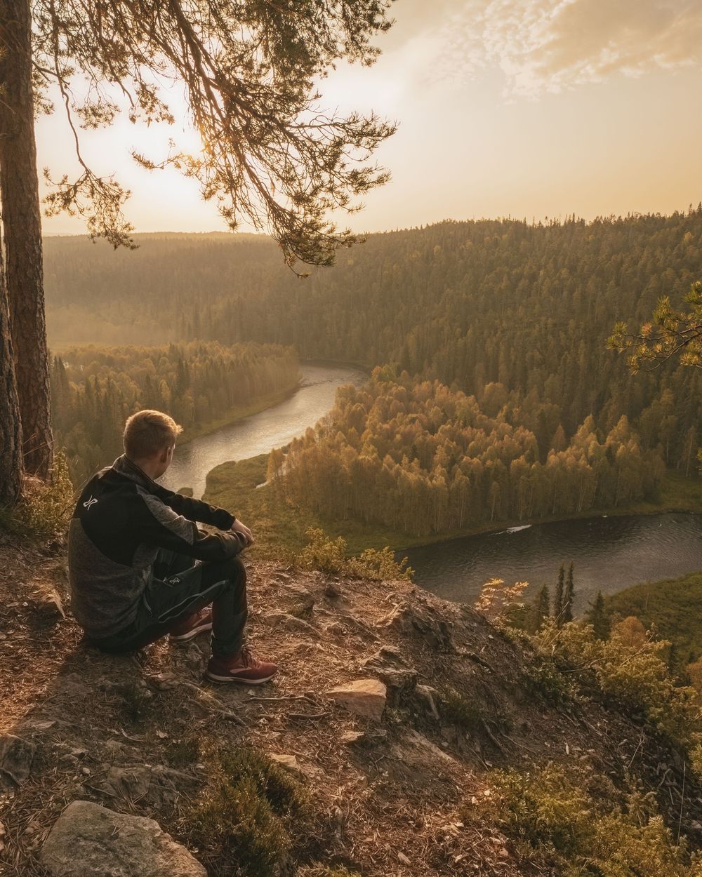 Retkeilyvalokuvaajat Luontoseikkailut kuvaamassa Pähkänäkalliolla Kuusamossa auringonnousua