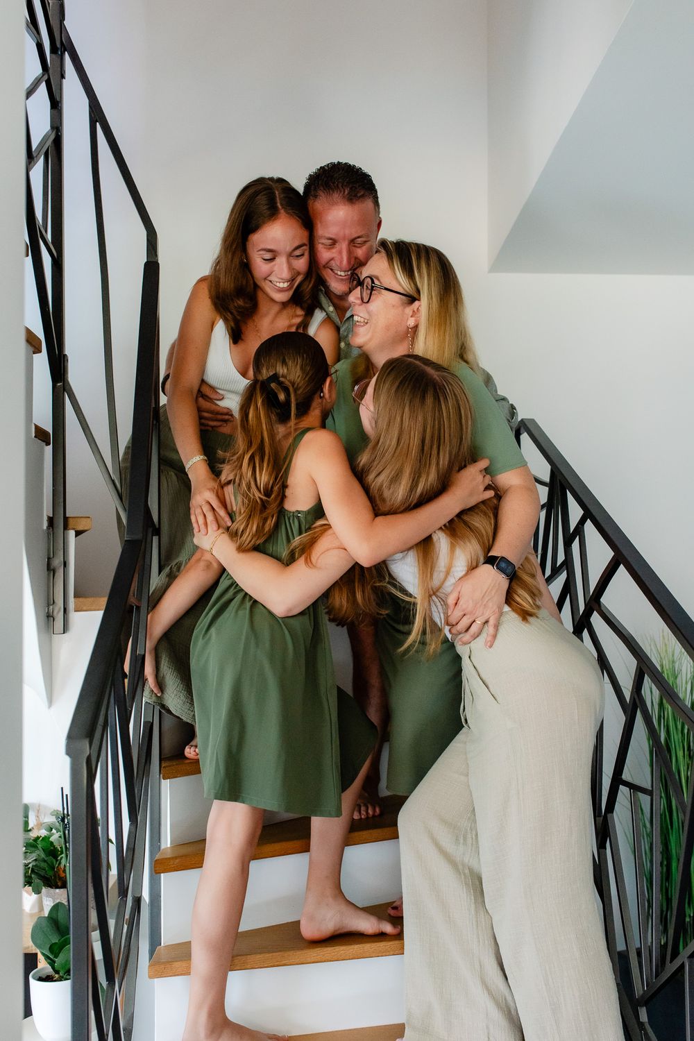 Photo de famille à domicile lifestyle calin dans l'escalier