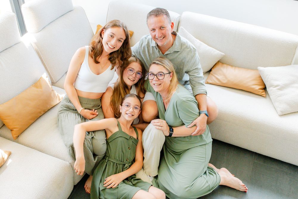 Famille dans son salon pendant une séance photo lifestyle à domicile