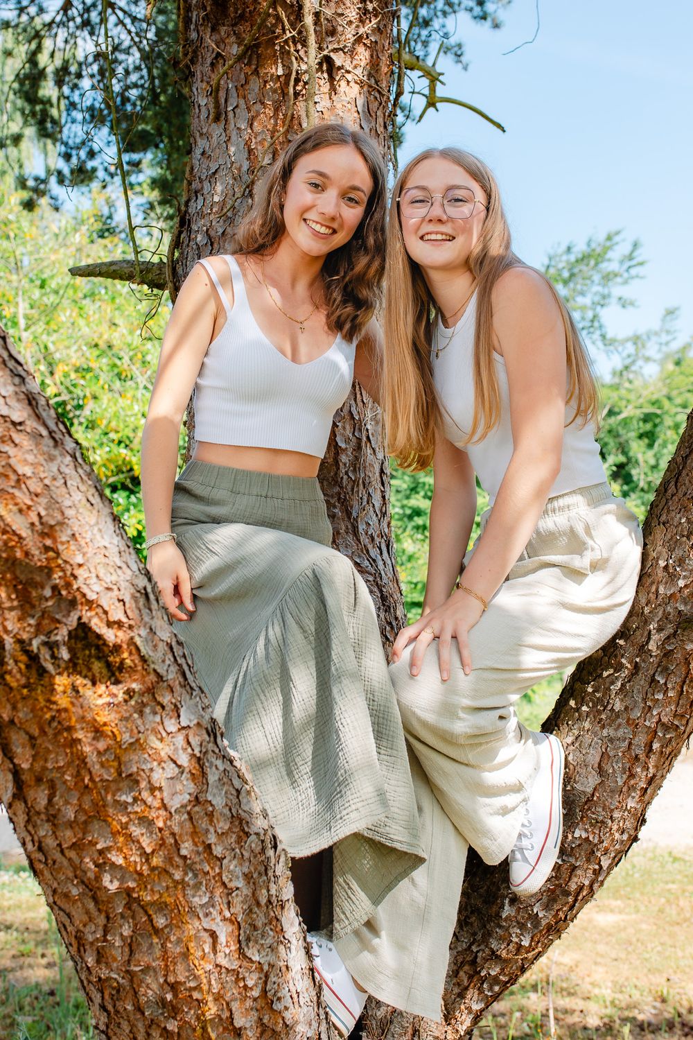 Soeurs adolescentes qui posent dans leur jardin pendant une séance photo en famille lifestyle à domicile