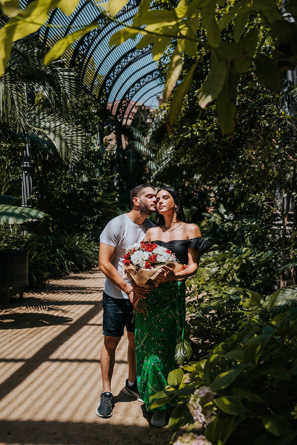 Surprise proposal near the stairs of the Ciutadella fountain