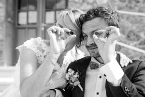 photo fun de couple avec leurs alliances dans les yvelines