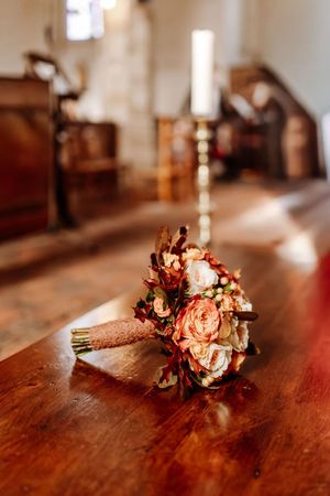 photo de détail bouquet de mariée à l'église cérémonie catholique
