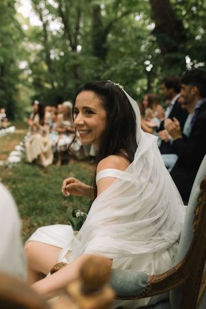mariée qui sourit pendant la cérémonie laïque