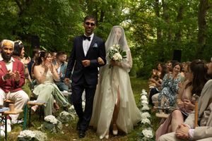 mariée et son frère qui arrivent pour la cérémonie laïque yvelines