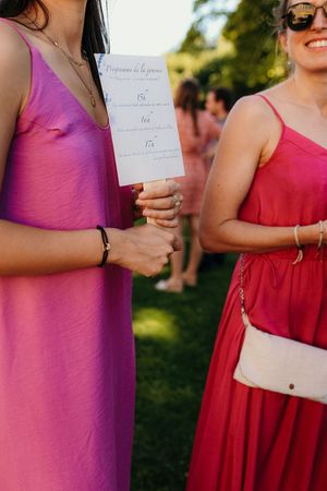 invitée qui tient le programme de la journée de mariage yvelines