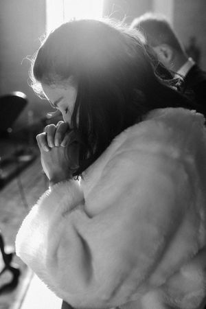 mariée qui prie photo en noir et blanc yvelines
