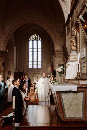 mariés et prêtre église yvelines