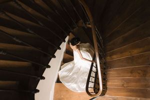 mariée qui descend l'escalier d'un chateau domaine de tercey en normandie