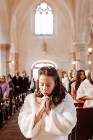 mariée qui prie cérémonie religieuse catholique