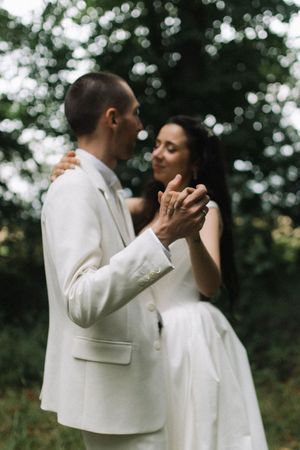 photo de couple qui danse dans la forêt