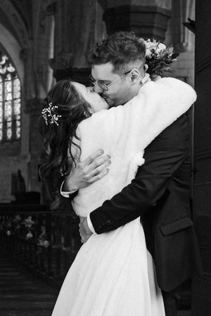 couple qui s'embrasse lors de leur sortie d'église