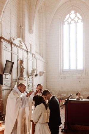 mariés devant prêtre cérémonie religieuse église