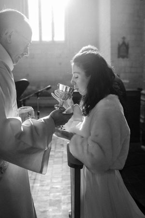 mariée qui boit rituel religieux catholique