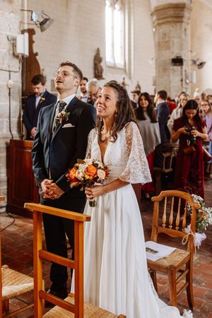 mariés qui sourient dans l'église cérémonie religieuse
