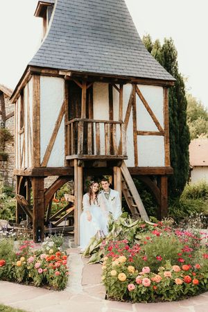 mariés qui posent devant le moulin de la maltorne
