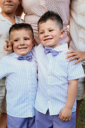 invités enfants jumeaux pendant un cocktail de mariage dans les yvelines