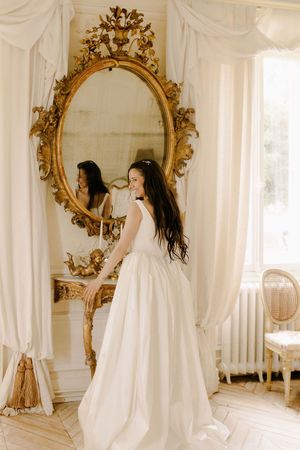 mariée qui se prépare devant un miroir de chateau