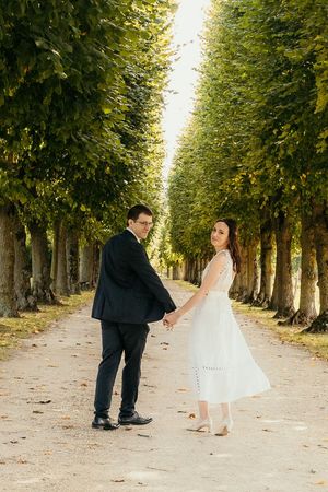 mariés qui posent dans le parc d'un chateau des yvelines