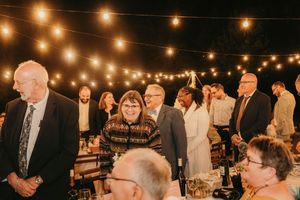 invités qui rient lors d'une soirée de mariage estival
