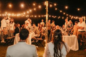 mariés qui jouent devant leurs invités pendant la soirée de leur mariage