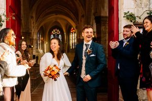 Mariés qui sortent de l'église devant leurs invités