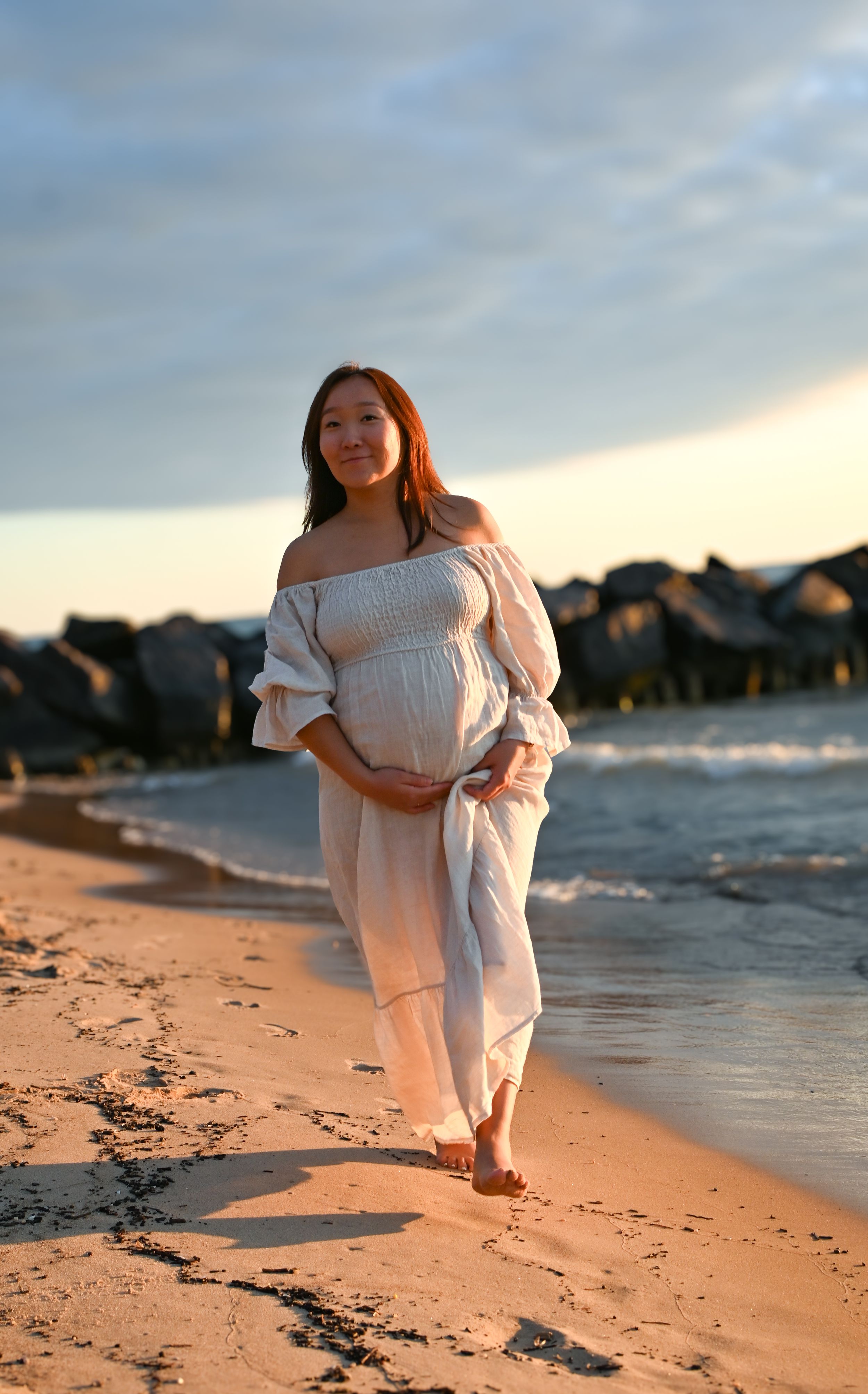 outdoor materntiy photoshoot in chicago IL in beach.