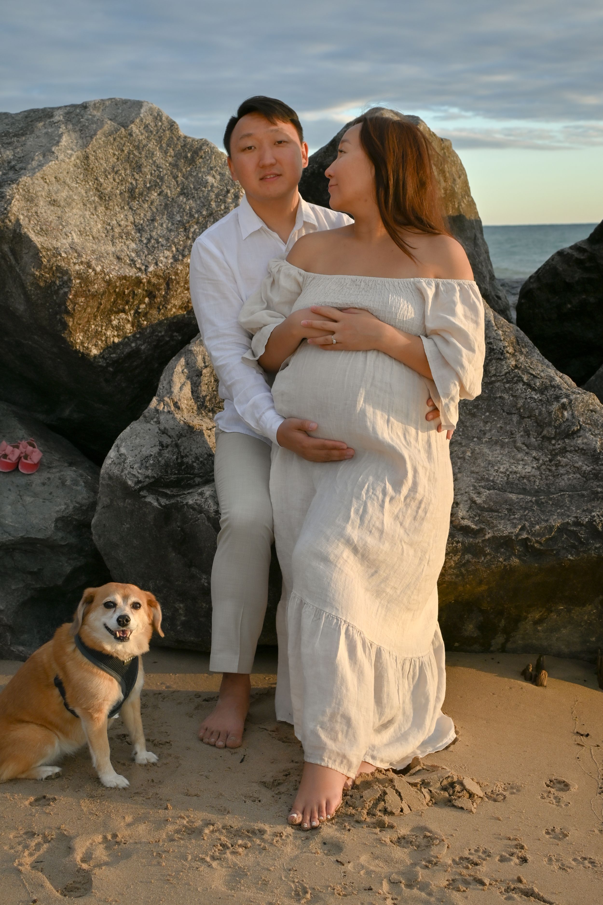 outdoor materntiy photoshoot in chicago IL in beach.