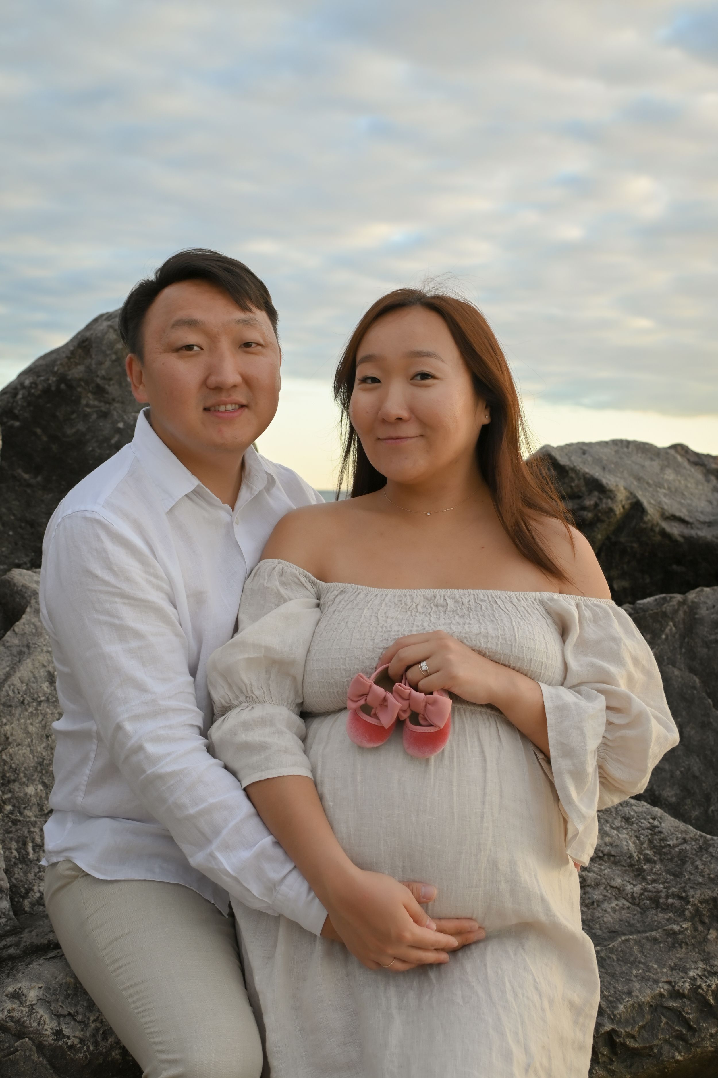 outdoor materntiy photoshoot in chicago IL in beach.
