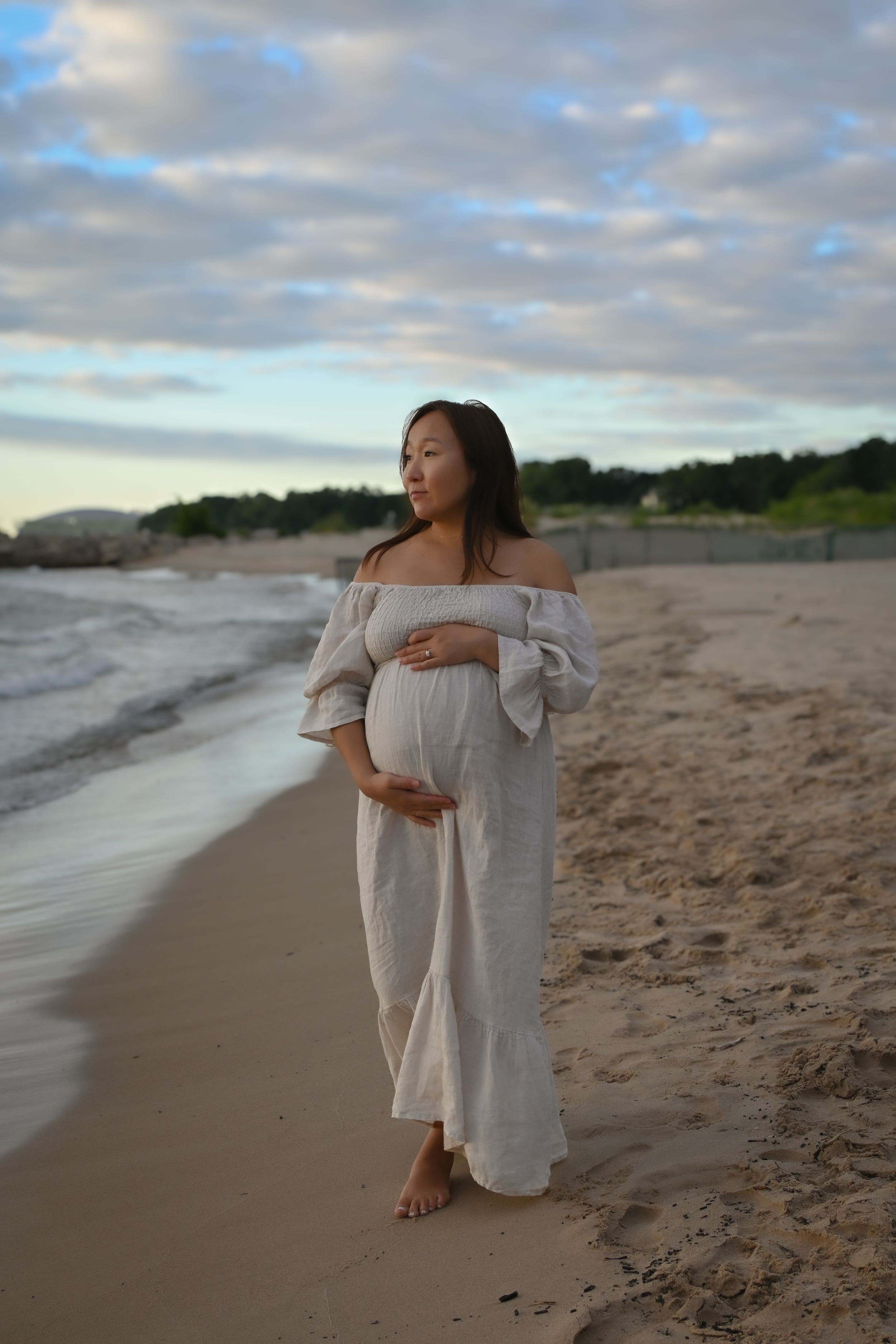 outdoor materntiy photoshoot in chicago IL in beach.