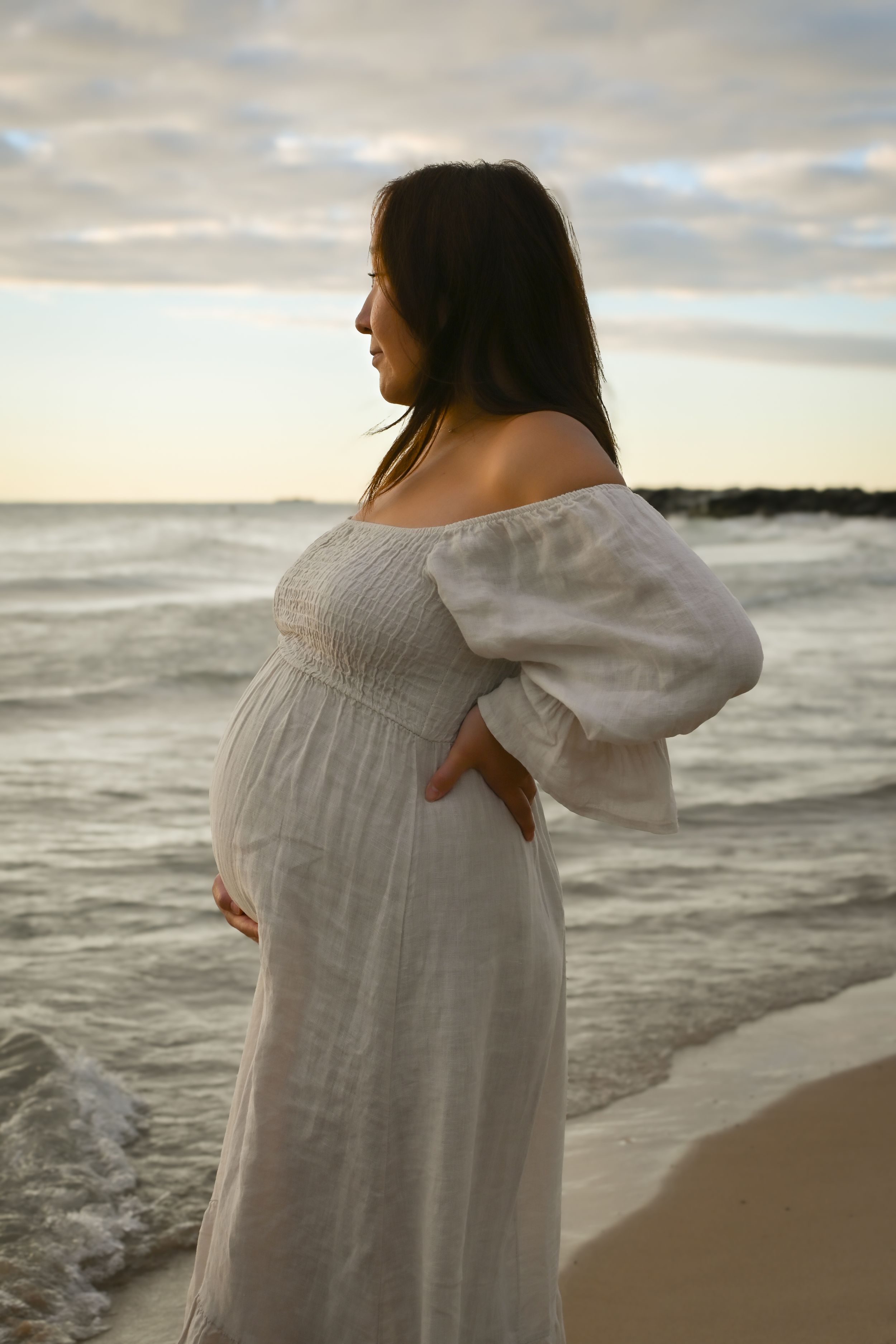 outdoor materntiy photoshoot in chicago IL in beach.