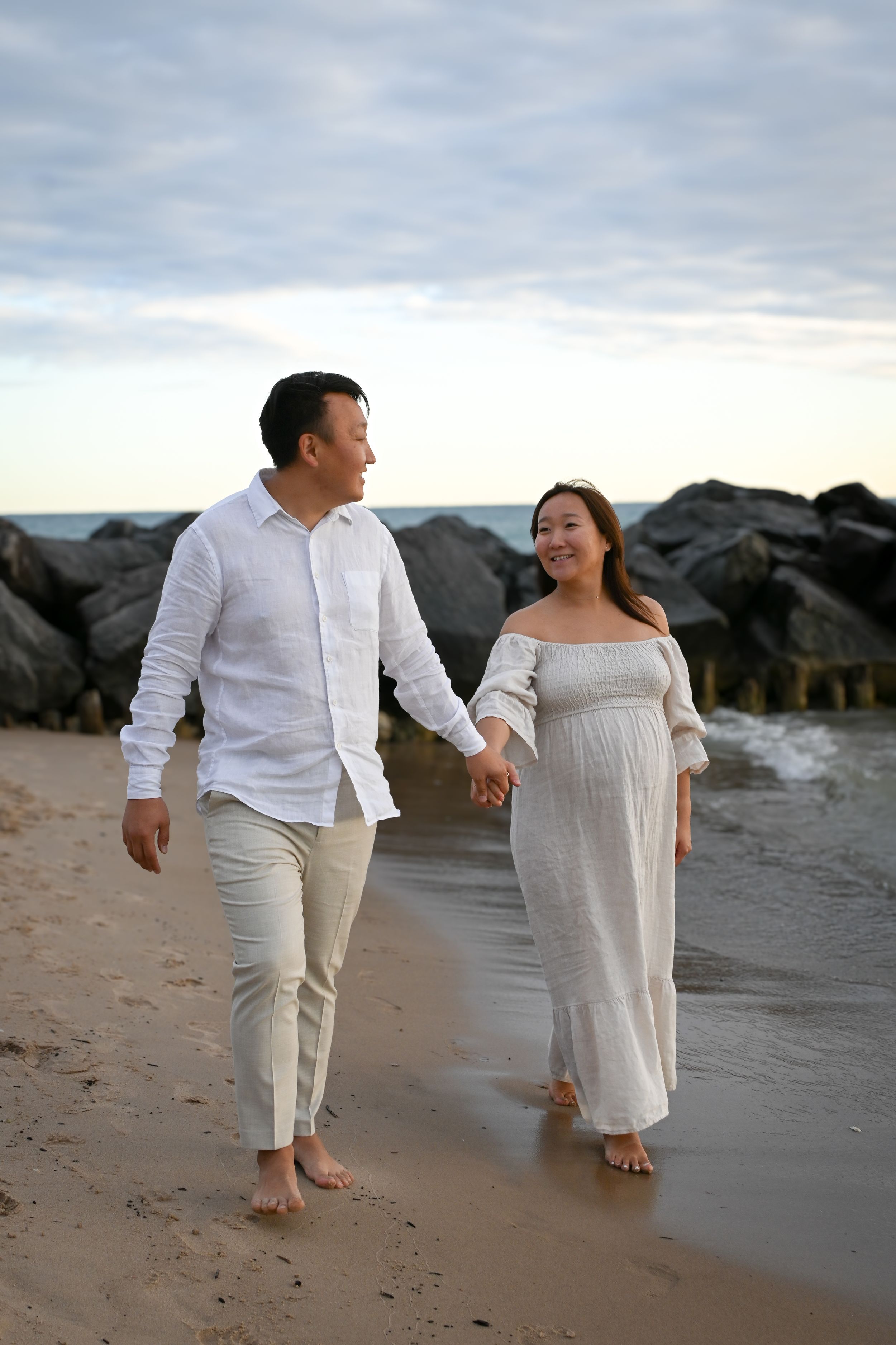 outdoor materntiy photoshoot in chicago IL in beach.