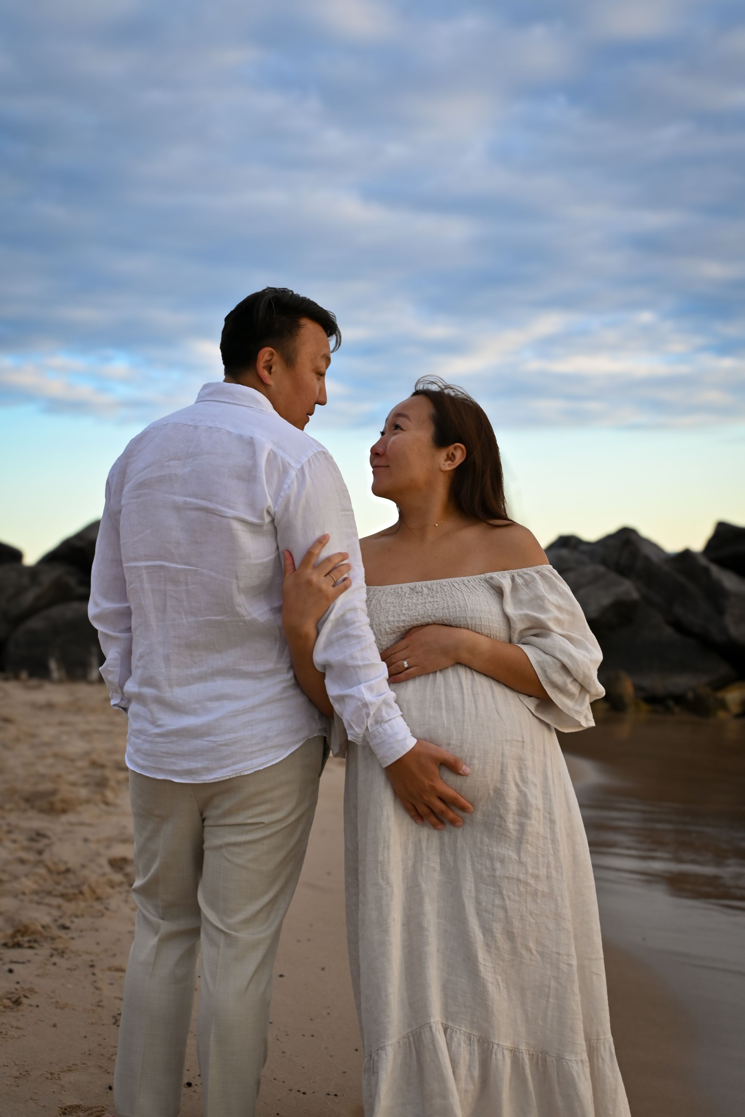 outdoor materntiy photoshoot in chicago IL in beach.