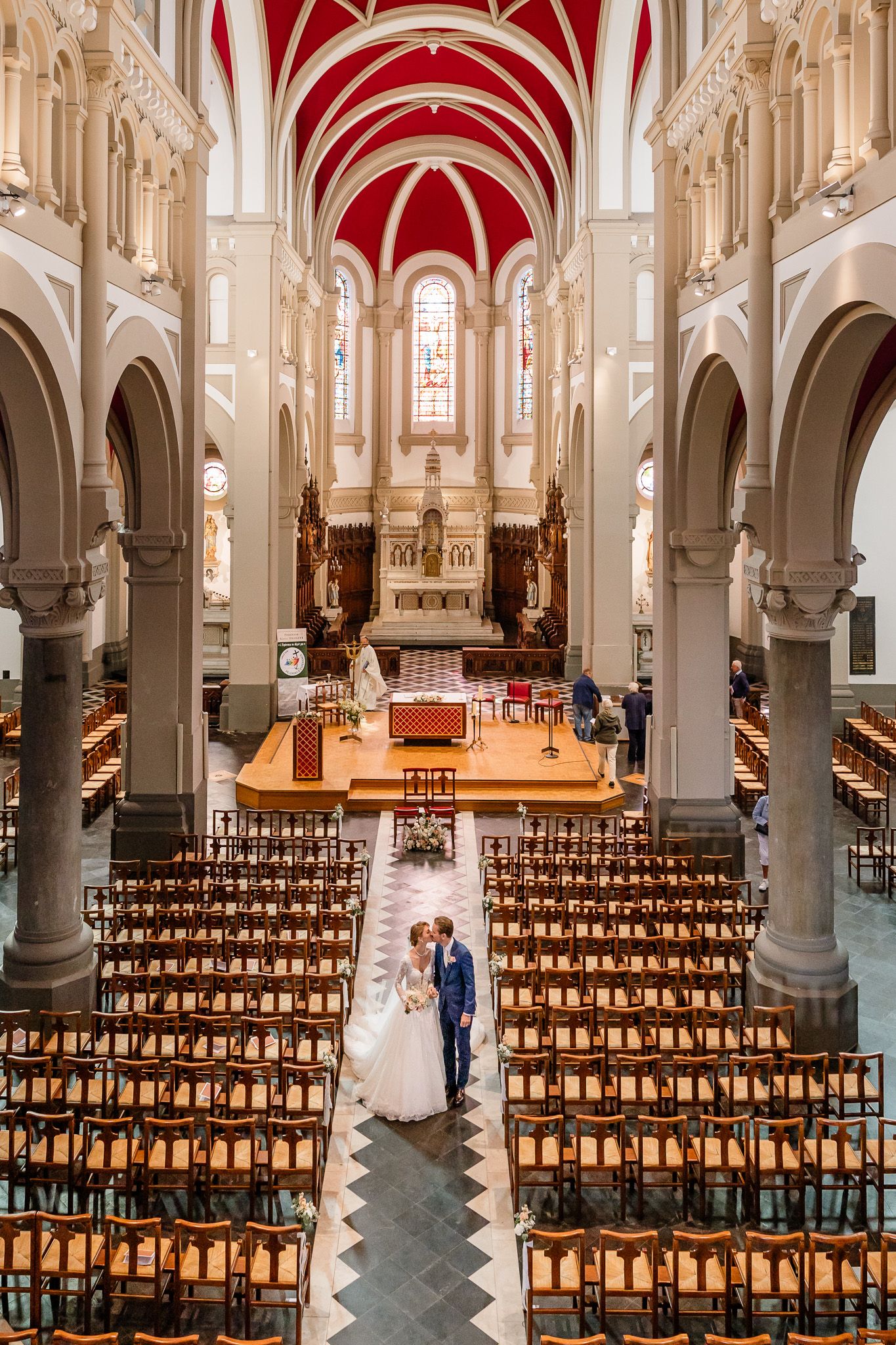 Trouver son photographe de mariage a Lille pour des photos elegantes de la ceremonie religieuse a Sainte Calixte Lambersart