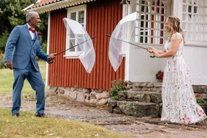 Bröllopspar med paraplyer, parfotografering. Romantiska bilder.