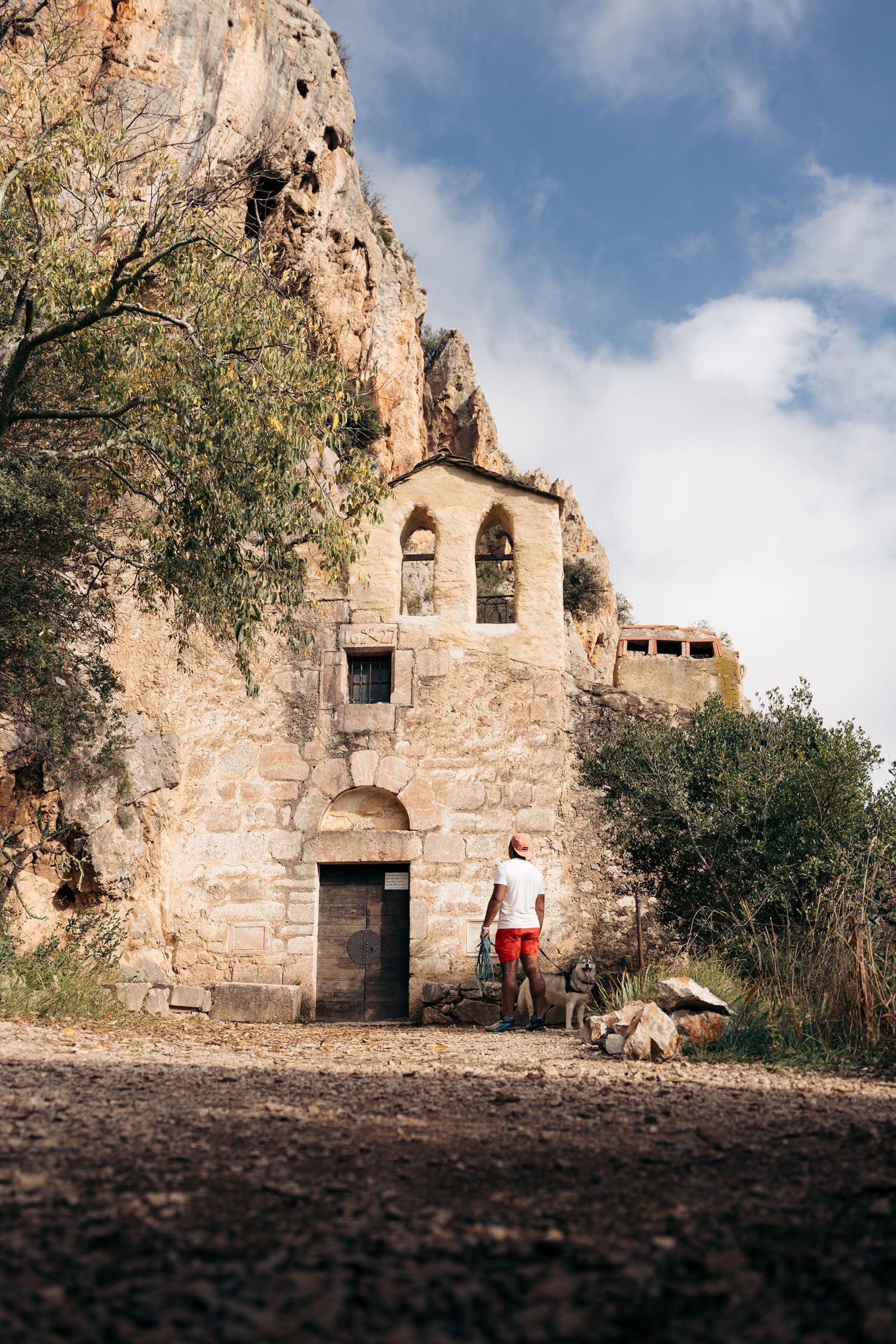Chappelle Notre-dame-de-Vie Villefranche-de-Conflent avec randonneur