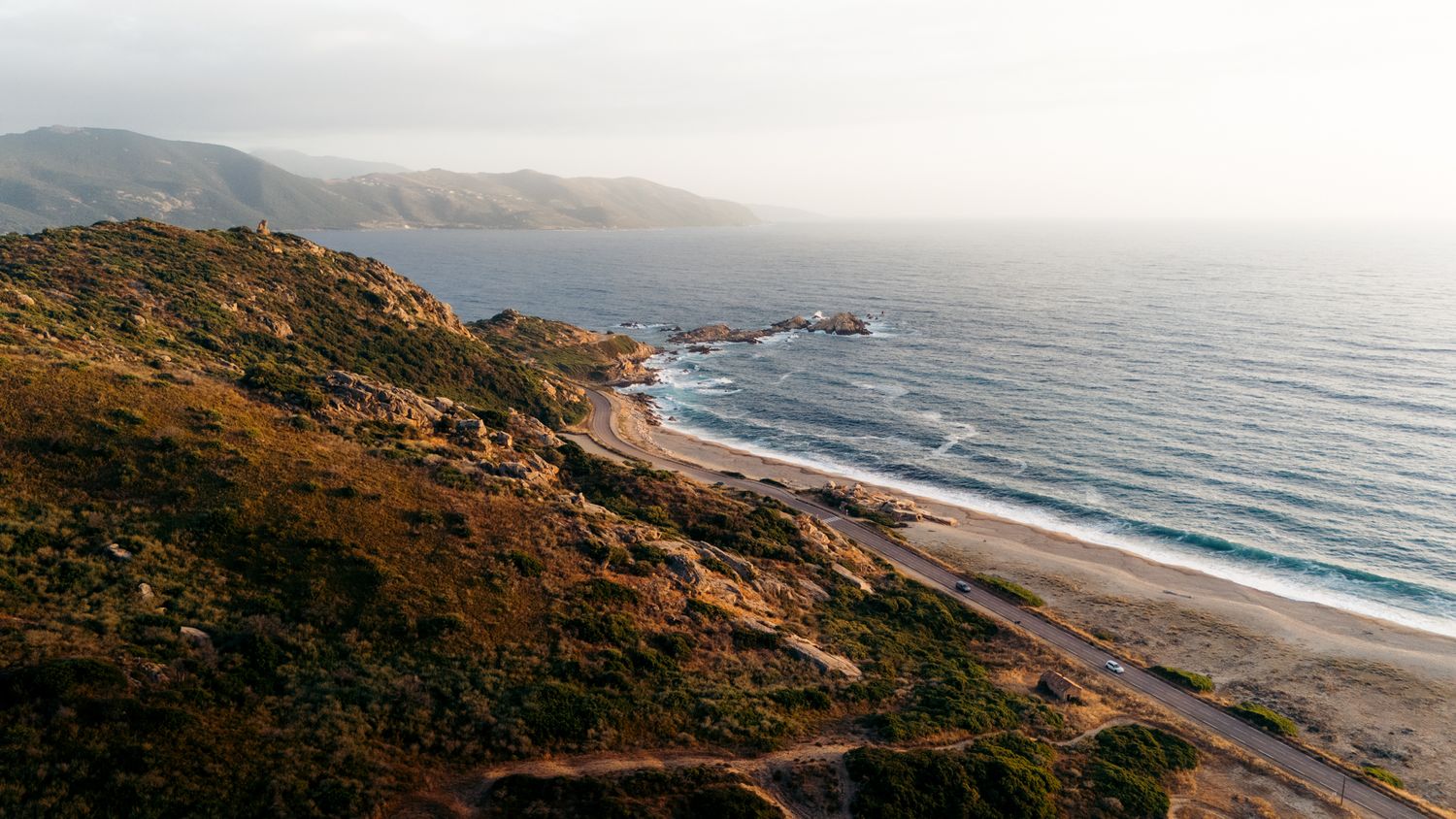 route corse vue mer proche de la plage de liamone