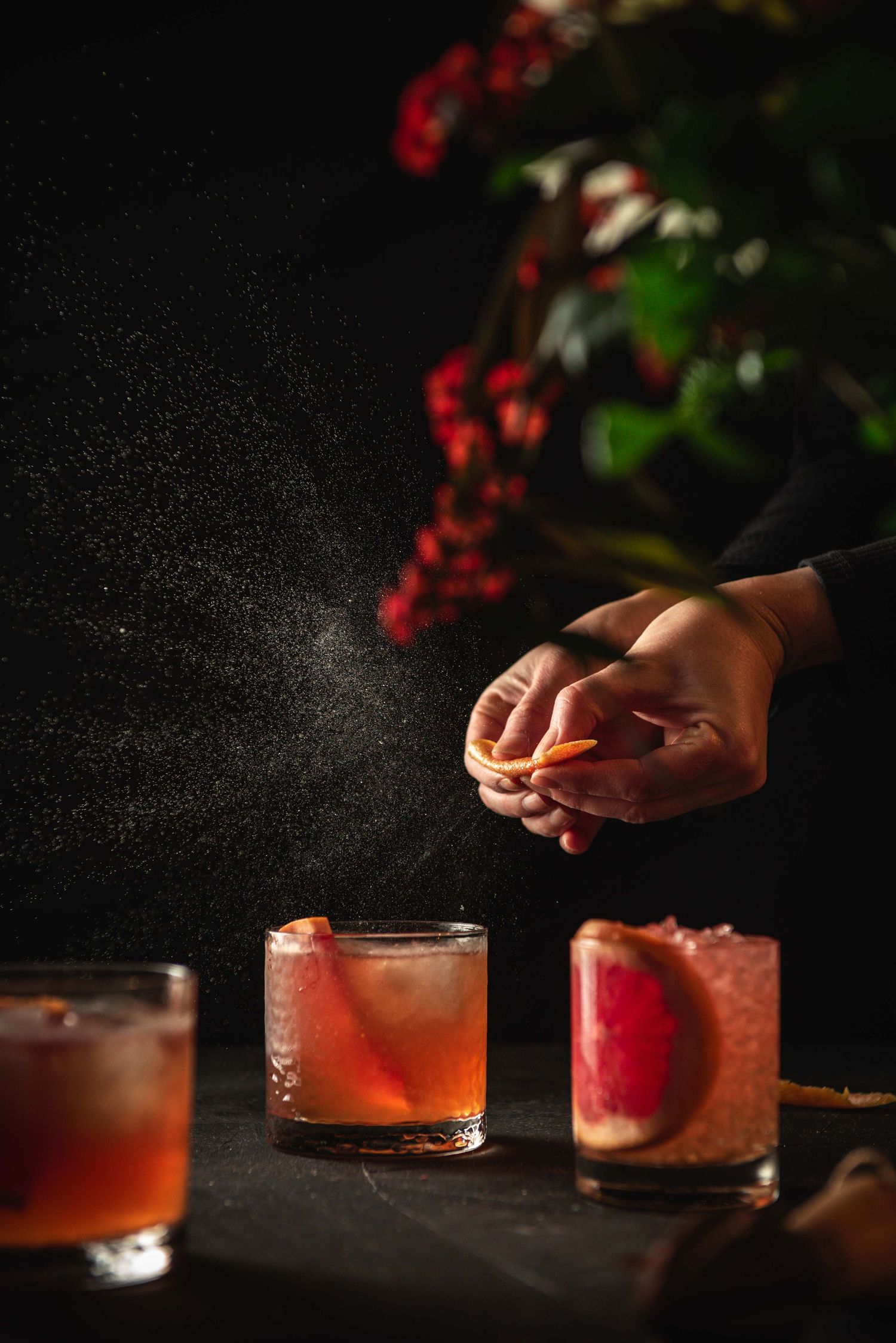 Cocktail au pamplemousse avec action sur fond noir - Photo de Mélanie Rousselle, photographe culinaire Paris