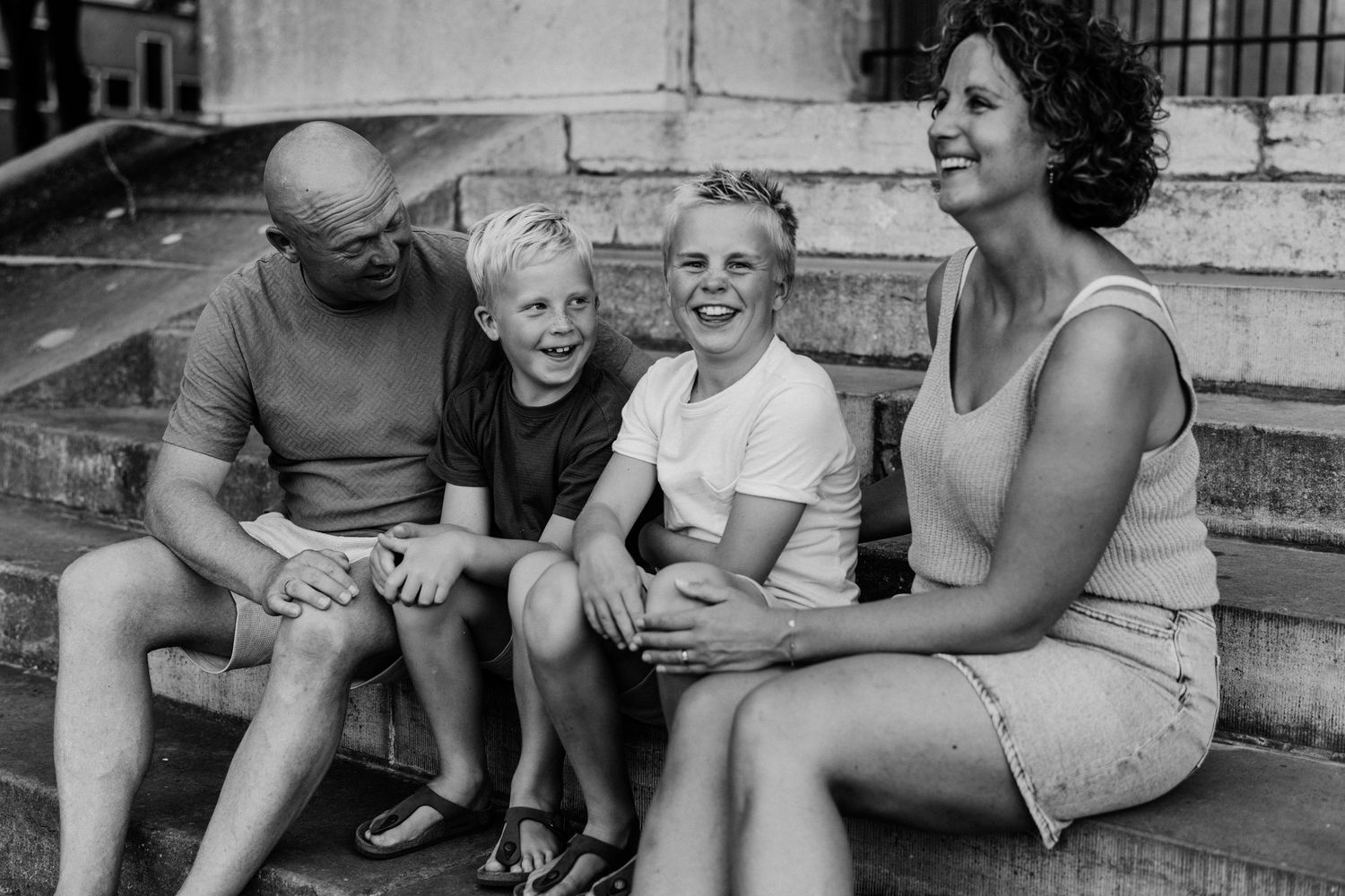 Gezinsreportage in Zierikzee, Schouwen-Duiveland. Fotografie door Marleen Dalebout-Nuijten. Gezin, Newborn, echte momenten samen vastgelegd.