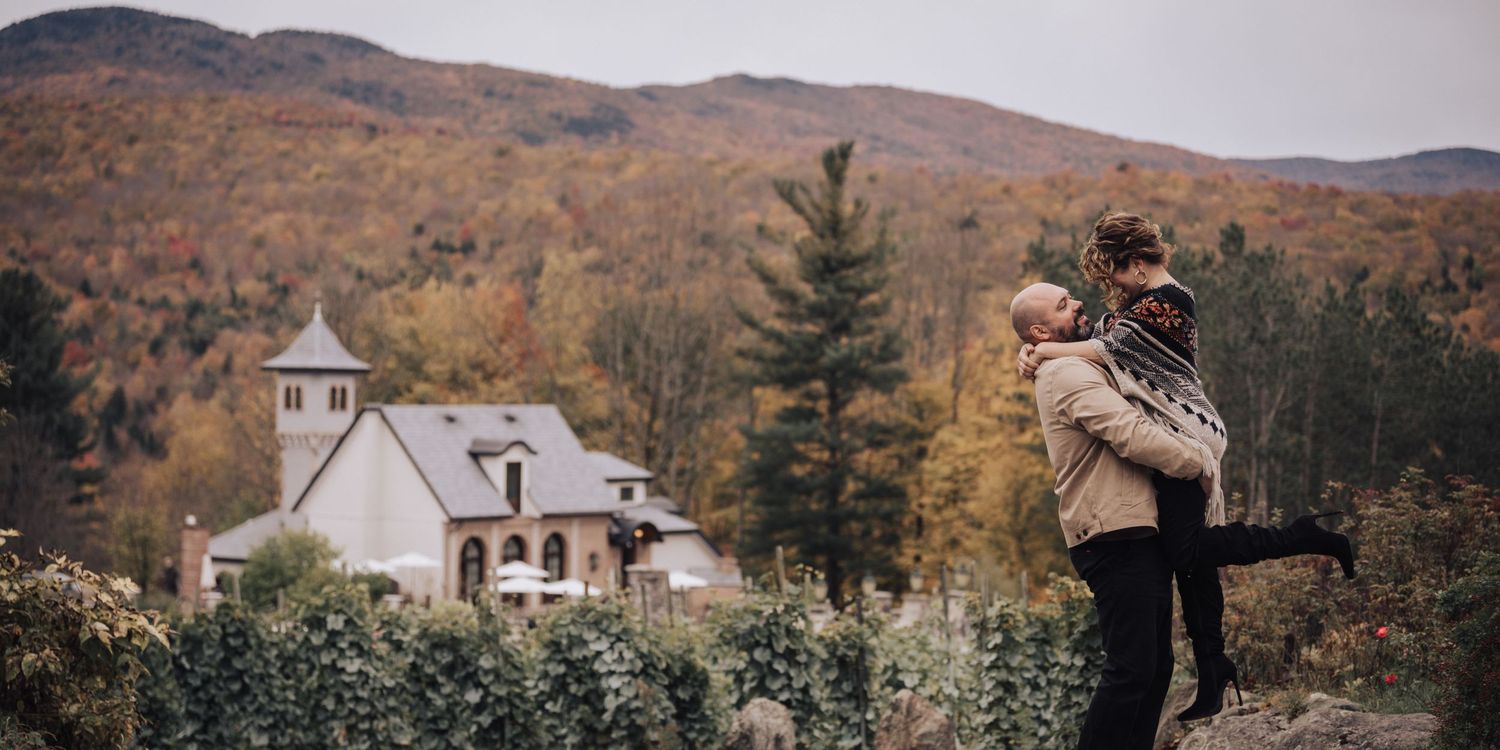 Meilleur photographe de mariage du monde à Château St-Agnès, naturel et vignes en toile de fond. Château St-Agnès mémorables.