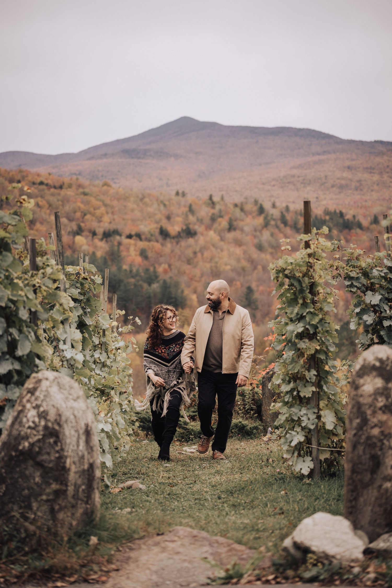Elopement à Cantons de l'Est, style européen et vignes en toile de fond. Photographies de mariage mémorables.