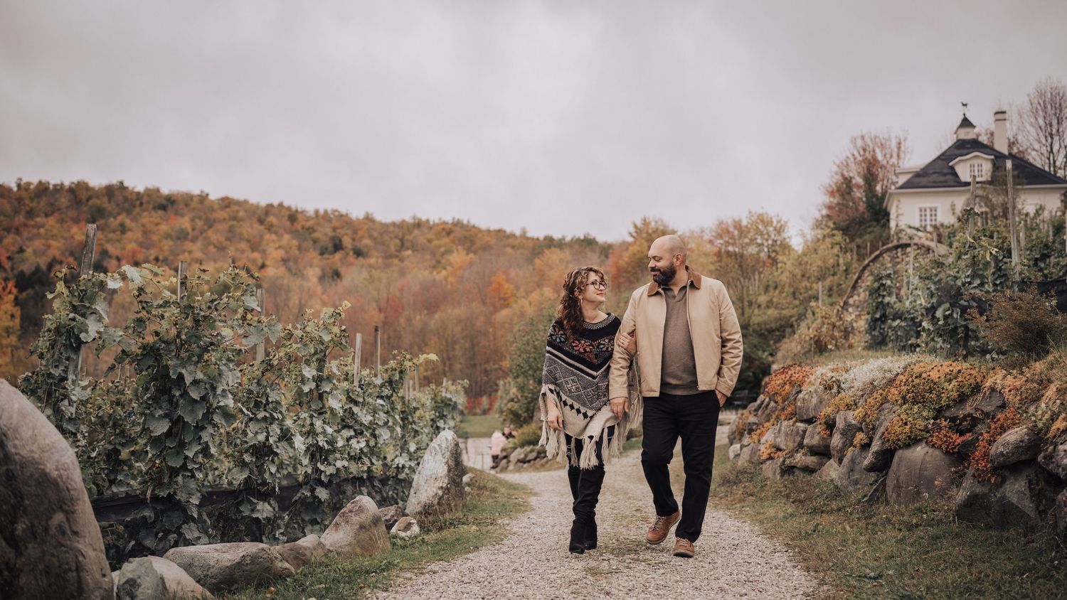 photographes de mariage de la région avec naturel à Cantons de l'Est. vignes sublimées par les couleurs d’automne.