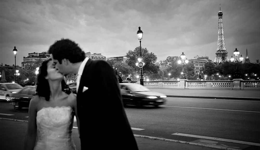 Casal noivos a beijarem-se no fundo vê se a torrei eiffel iluminada