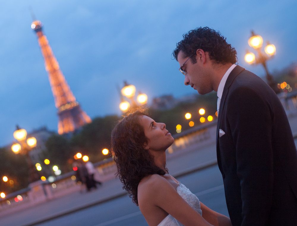 noivos a olharem um para o outro a torre eiffel no fundo