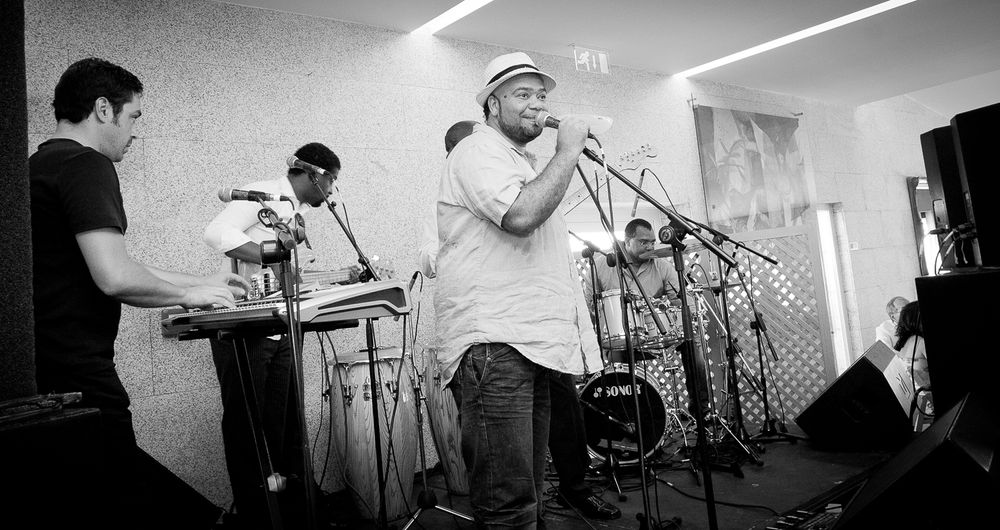 fotografia do músico paulo flores num casamento em palco com a banda