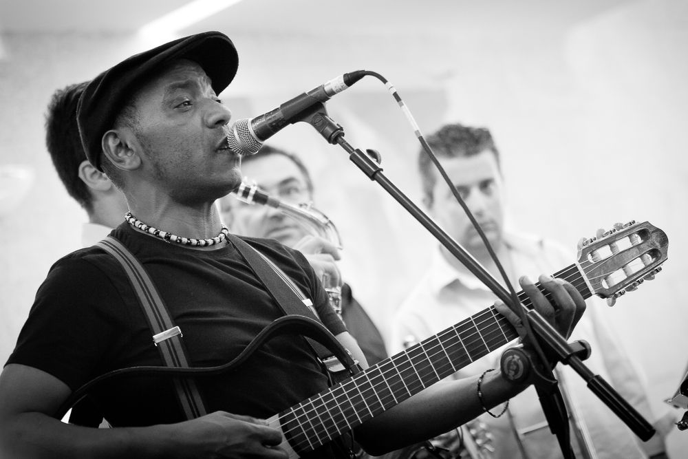 Tito Paris a cantar num casamento a tocar guitarra