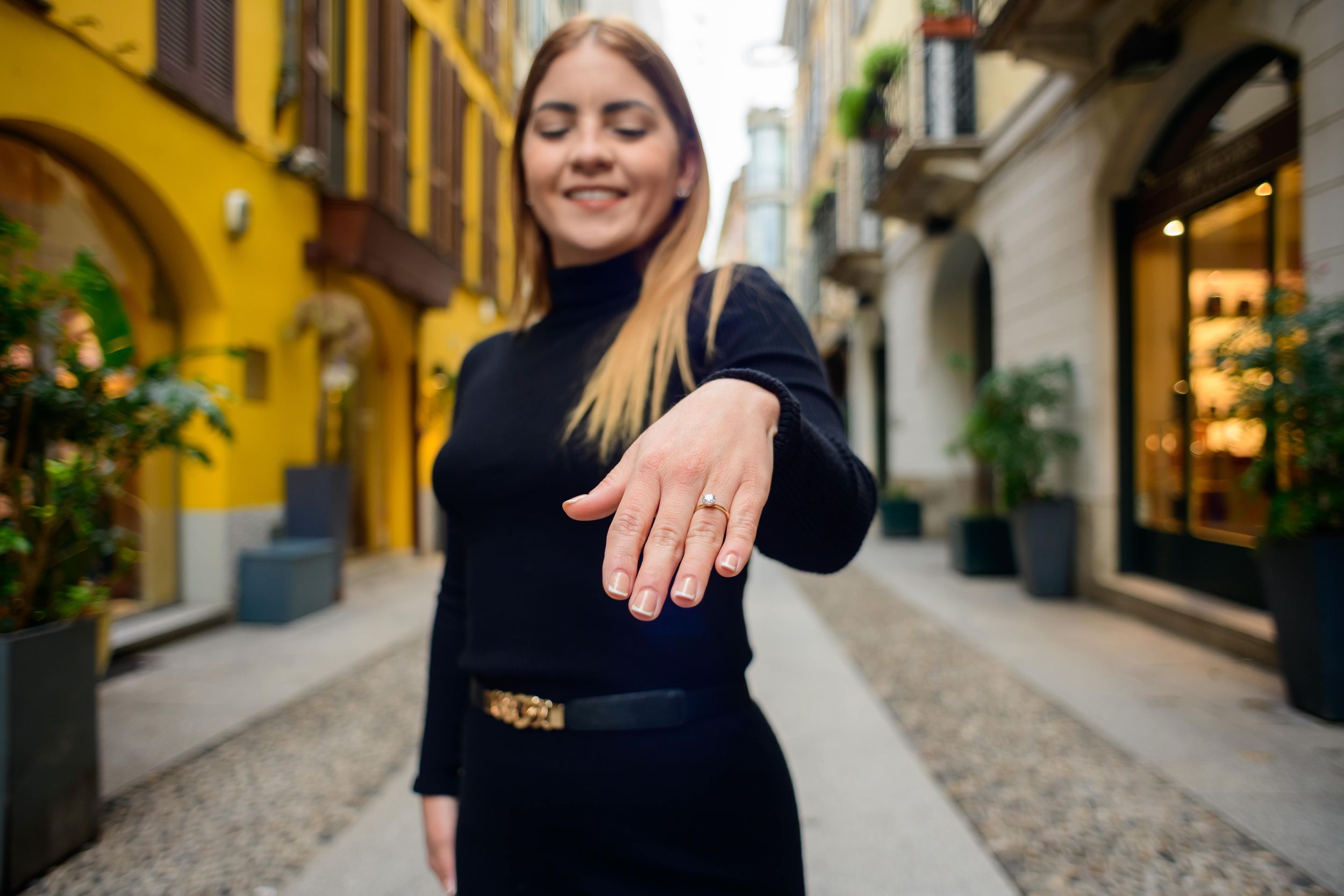 Capture your love story with romantic and authentic couple photography in Milan. Timeless urban backdrops for unforgettable moments.