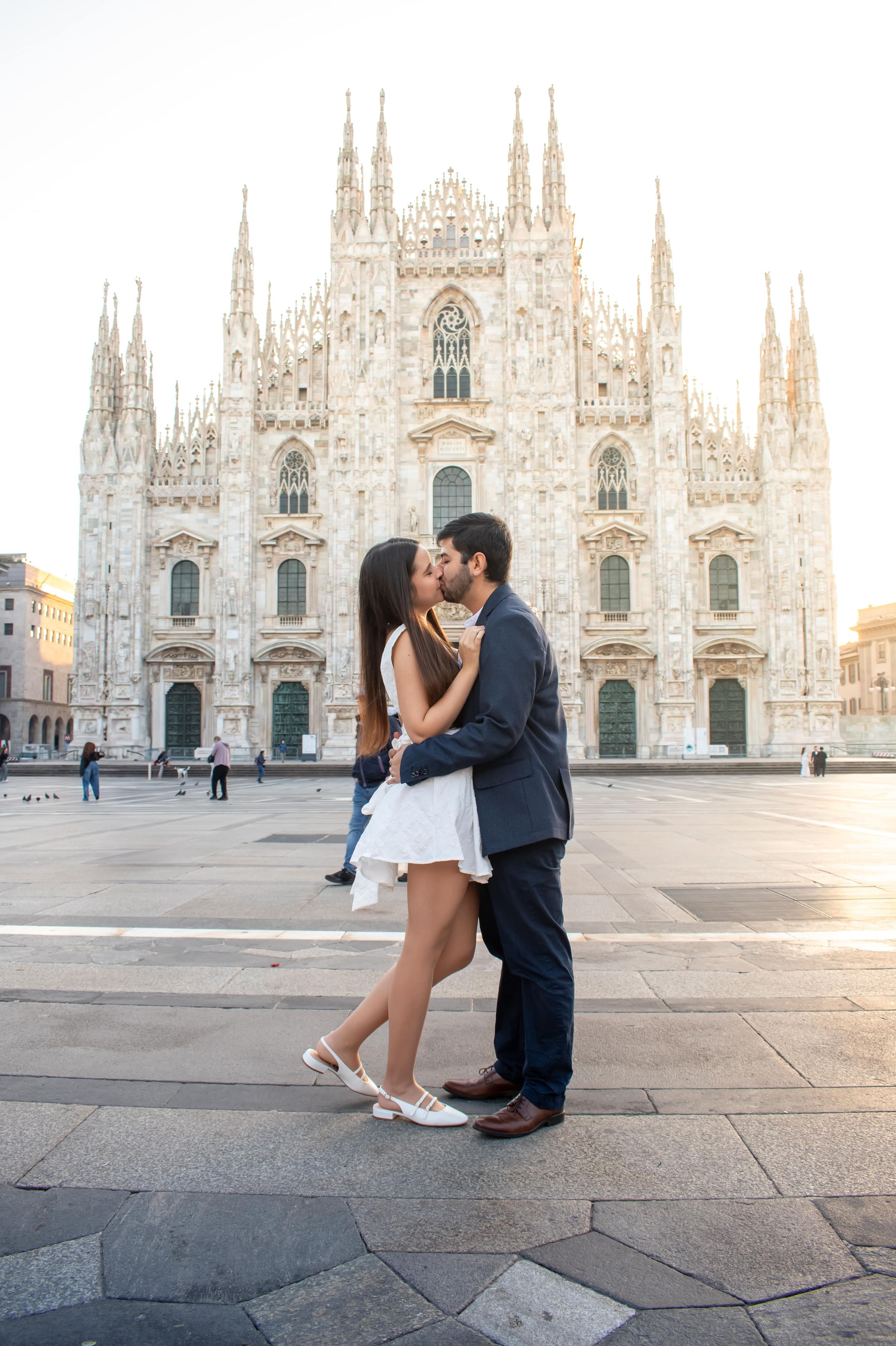Elegant and spontaneous wedding and engagement photography in Milan. Capture your love against the vibrant city landscape.