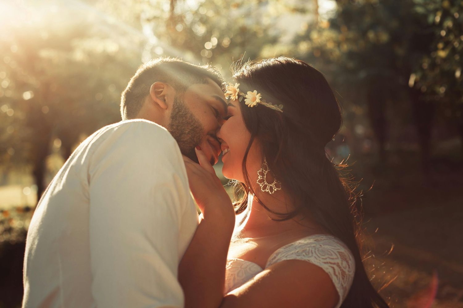Golden hour portrait session with couple in light colored outfits.